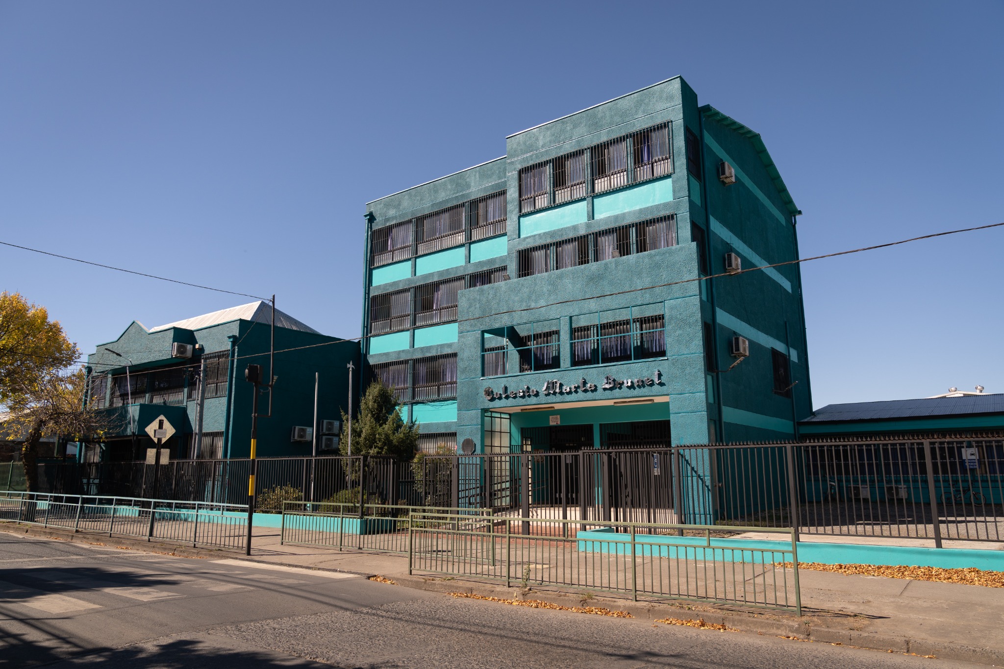 Fachada del Colegio Marta Brunet