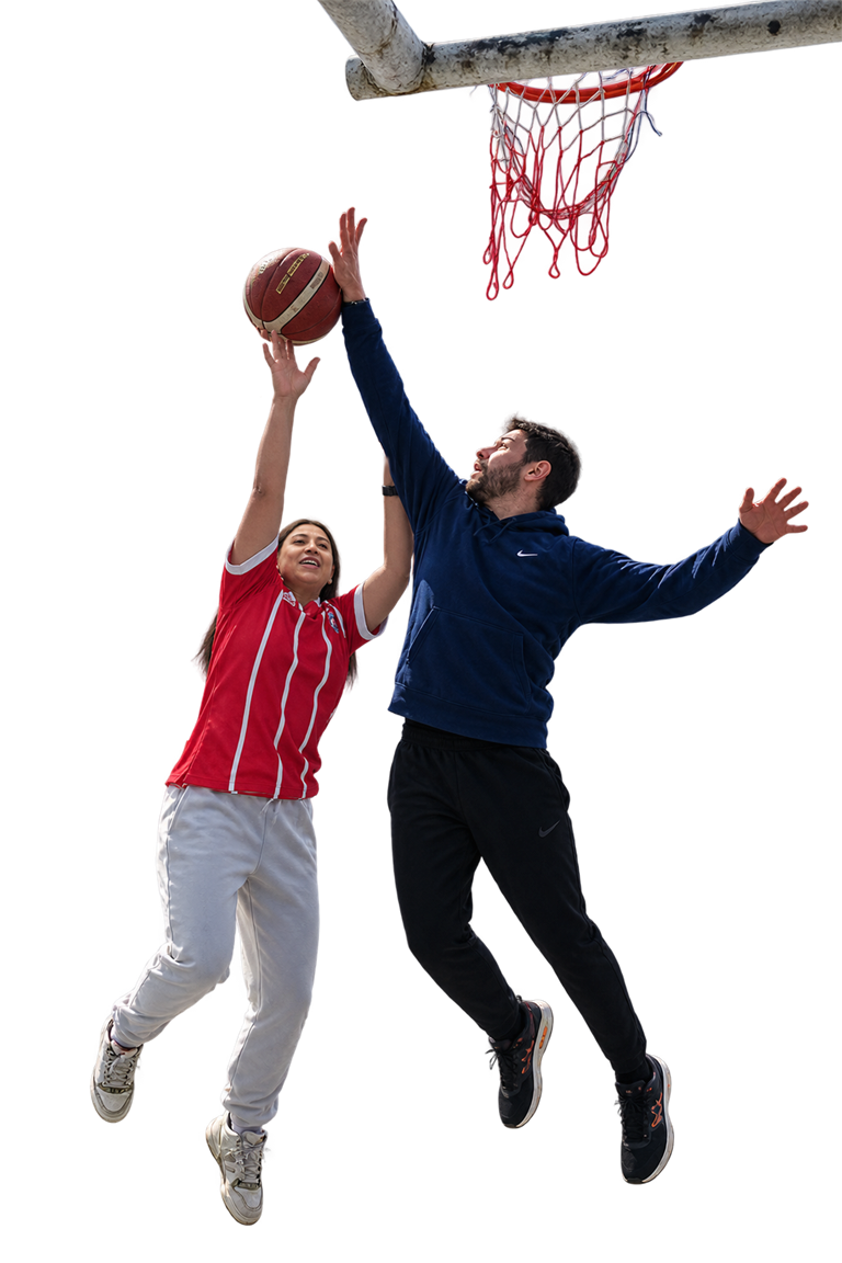 Profesores de Educaci&oacute;n F&iacute;sica jugando b&aacute;squetbol