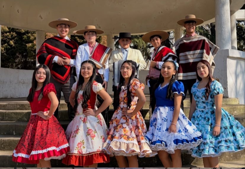 Estudiantes del taller de folclore con vestimenta tradicional chilena
